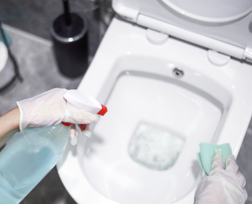 Cloro e água sanitária: Qual a diferença e os riscos na limpeza?