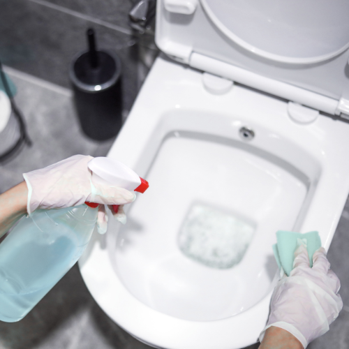 Cloro e água sanitária: Qual a diferença e os riscos na limpeza?